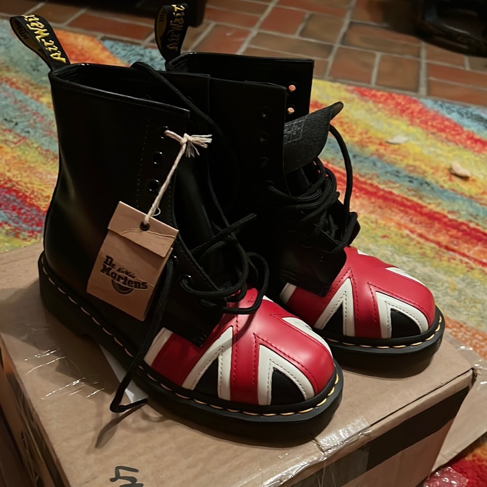 Mens size 5, Ladies size 6 BRAND NEW